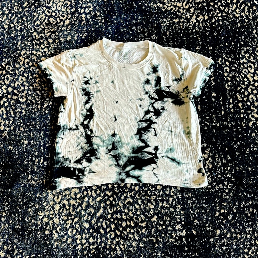 Lululemon cropped tie dye workout tee